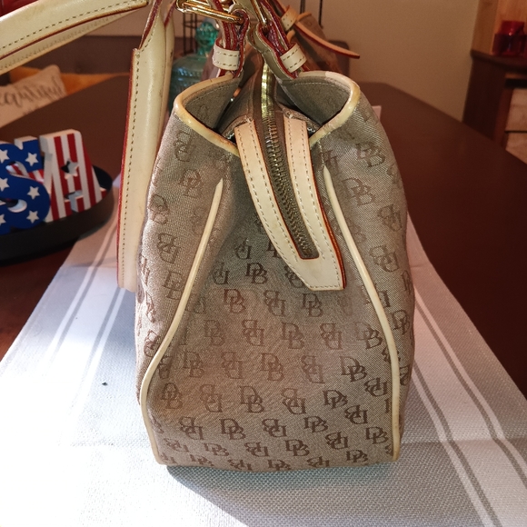 EUC Dooney & Bourke Signature Satchel Tote  Tan Canvas w/ Leather Trim - Picture 2 of 12
